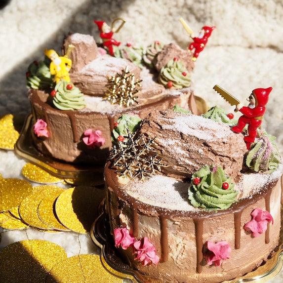 フェアトレードでオーガニックなカカオを使用したビーガンローチョコレートケーキ。受注生産のクリスマスケーキをオンラインショップで販売し、全国へ発送する通販サイト。乳製品不使用・卵不使用・小麦粉不使用のグルテンフリーでビーガンなヘルシーカラフルロースイーツ。