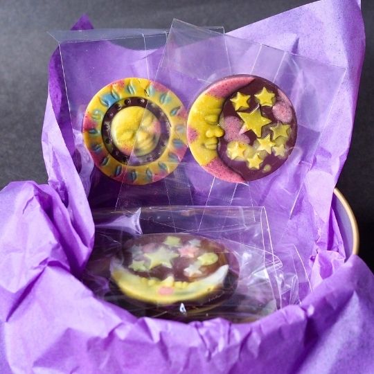 [Recommended for cake decoration] Moon and sun colorful raw chocolate [Dairy-free vegan chocolate]