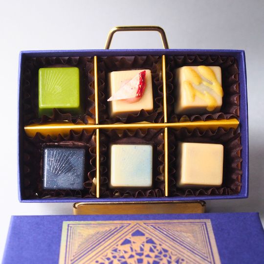 【12月上旬発売予定】ローチョコレートギフト6粒「和を以て貴しと為す。」 ー巡り、ひらく、陰陽五行ショコラー／手提げ袋付き