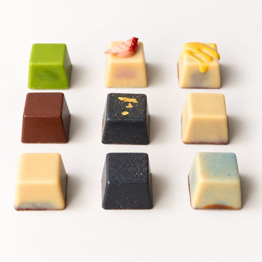 “<strong data-start="1" data-end="22">Harmony Above All</strong>” Raw Chocolate Gift (9 Pieces)<br data-start="53" data-end="56">Circulate, Open, and Align: Yin–Yang Five Elements Chocolates<br data-start="117" data-end="120">Includes Gift Bag