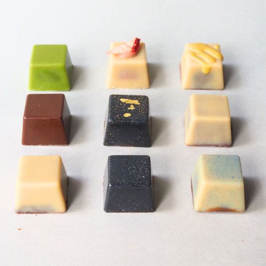 【12月上旬予約開始】ローチョコレートギフト9粒「和を以て貴しと為す。」 ー巡り、ひらく、陰陽五行ショコラー／手提げ袋付き