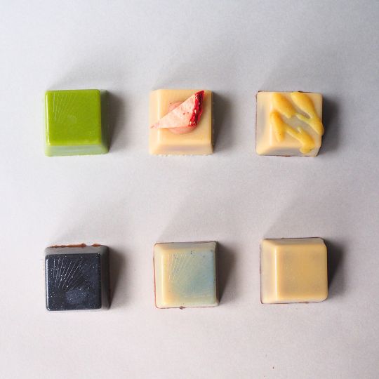 和を以て貴しと為すローチョコレートギフト6粒 ー巡り、ひらく、陰陽五行ショコラー／手提げ袋付き