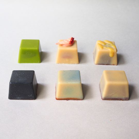 和を以て貴しと為すローチョコレートギフト6粒 ー巡り、ひらく、陰陽五行ショコラー／手提げ袋付き