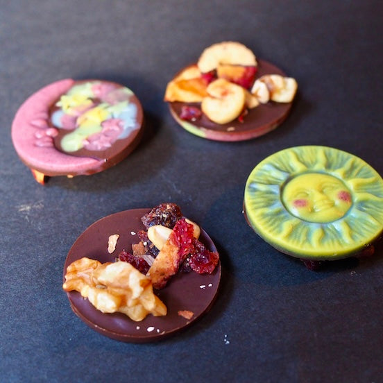 [Recommended for cake decoration] Moon and sun colorful raw chocolate [Dairy-free vegan chocolate]