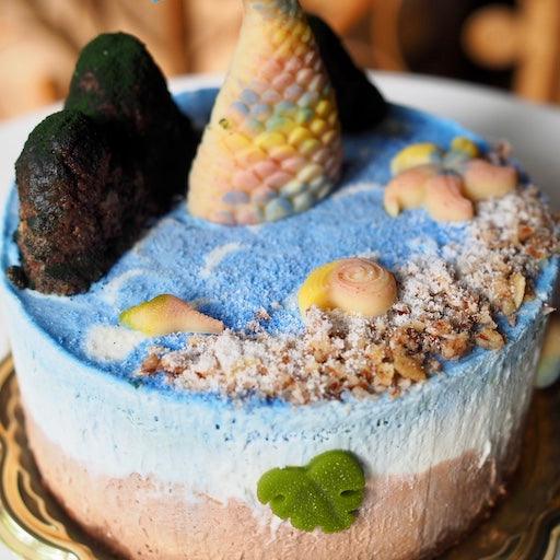 スピルリナを使用した水色のナチュラルで可愛い夏にぴったりの冷たいアイスケーキ。ビーガンケーキで栄養満点