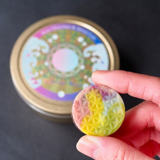 "Ananda Blossom" is a chocolate gift that brings harmony to life and the universe.