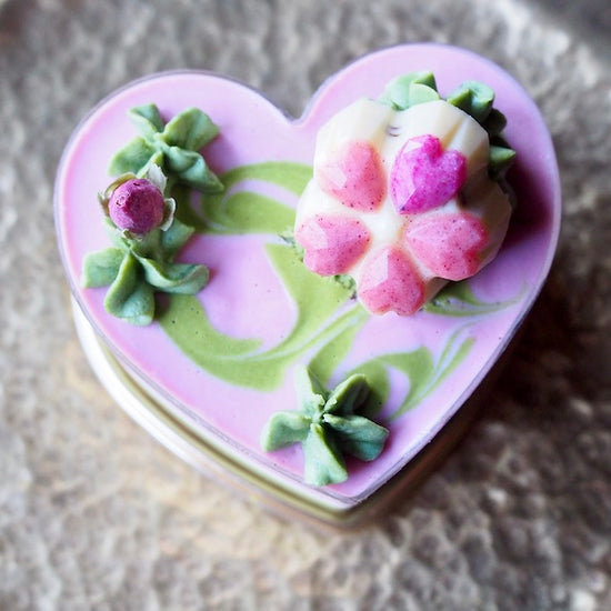 ハート型のピンクのローケーキ。バースデーやバレンタイン・母の日やホワイトデーのプレゼントにおすすめ。