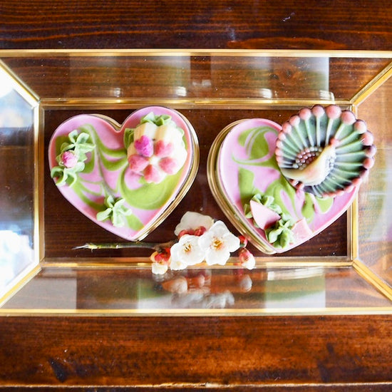 スパイスやスーパーフードで色付けたナチュラルカラーのローチョコレート。プラントベースのビーガンチョコだから、地球にも人にも動物にも、みんなに優しいエシカルスイーツです。オンラインショップで全国発送。