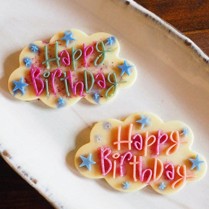 スーパーフードで栄養たっぷりのカラフルなローチョコレートケーキのバースデープレート