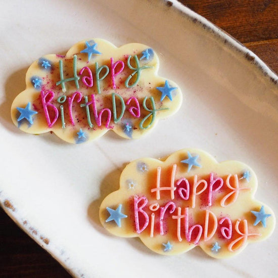 スーパーフードで栄養たっぷりのカラフルなローチョコレートケーキのバースデープレート