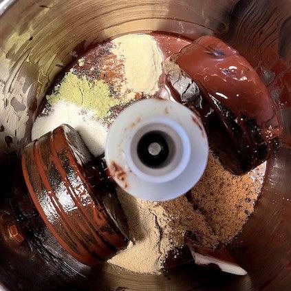 様々なスーパーフードやスパイス、健康食品をたくさん含んだパワフルなローチョコレート。カカオの神聖なエネルギーがたっぷり含まれている。