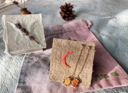 リトアニアの琥珀ピアスと草木染めコットン巾着【ヴィーガン】 - ロースイーツ通販サイト ハレトケト