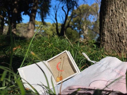 リトアニアの琥珀ピアスと草木染めコットン巾着【ヴィーガン】 - ロースイーツ通販サイト ハレトケト