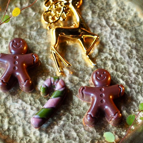 ナチュラルな健康食品でできたスーパーフードたっぷりのビーガンチョコレート。グルテンフリーのクリスマス限定ローチョコレート