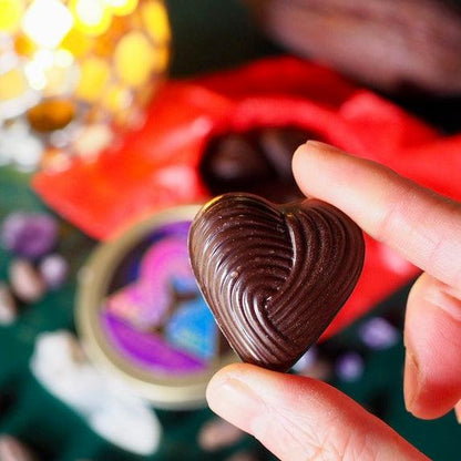 ヴィーガンチョコレートの通販サイト。CBDとカカオに含まれるリラックス成分によりストレスの緩和を図り、良質な睡眠を取るための導入にぴったり。