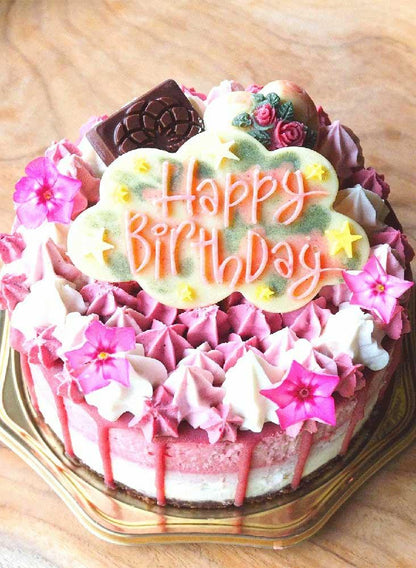 誕生日のプレゼントにロースイーツのオーガニックなローケーキのデコレーション