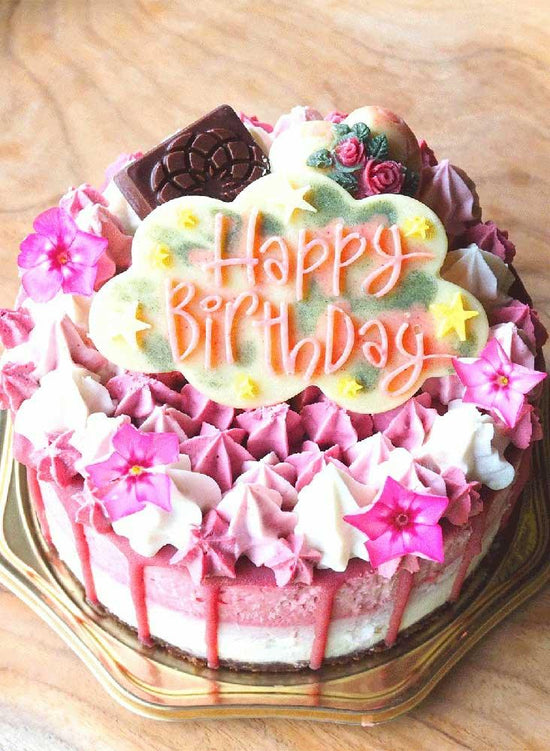 誕生日のプレゼントにロースイーツのオーガニックなローケーキのデコレーション