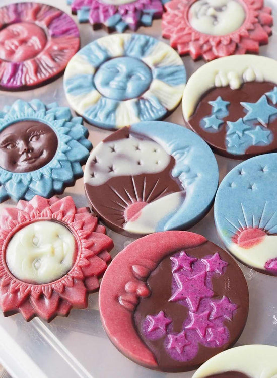 カラフルなチョコレートは乳製品不使用でオーガニックでナチュラルなポリフェノールたっぷりの高カカオチョコレート