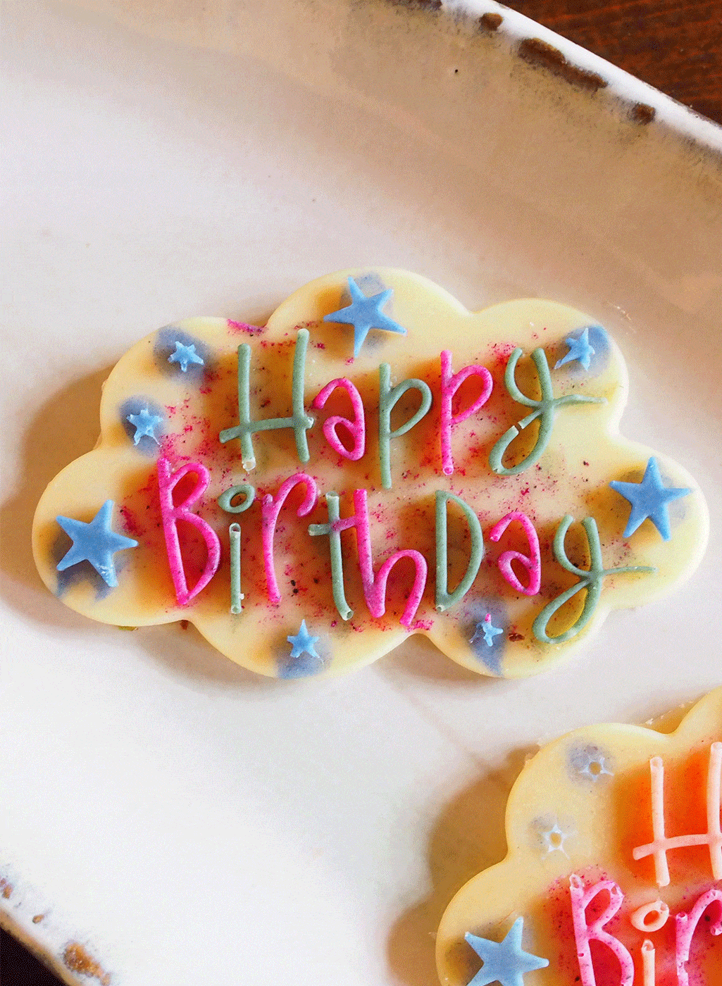 児童労働のないエシカルなフェアトレードカカオで作ったローチョコレートの乳製品不使用でグルテンフリー なバースデーケーキ